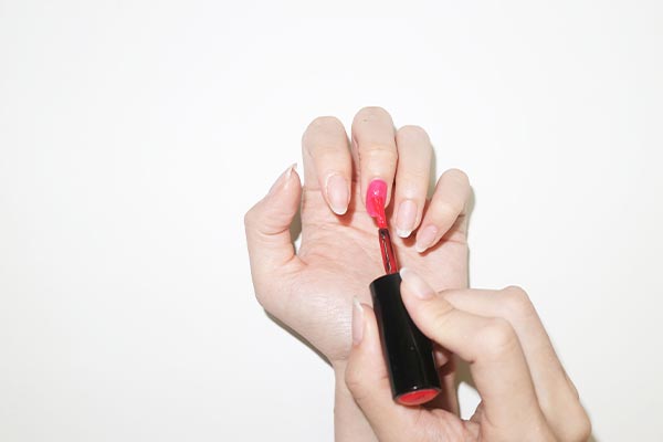 え？どうやったらそんな仕上がりになるの？ネイリストが驚いたセルフジェルネイルの塗り方