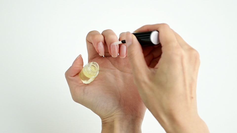 ネイルオイルを塗る
