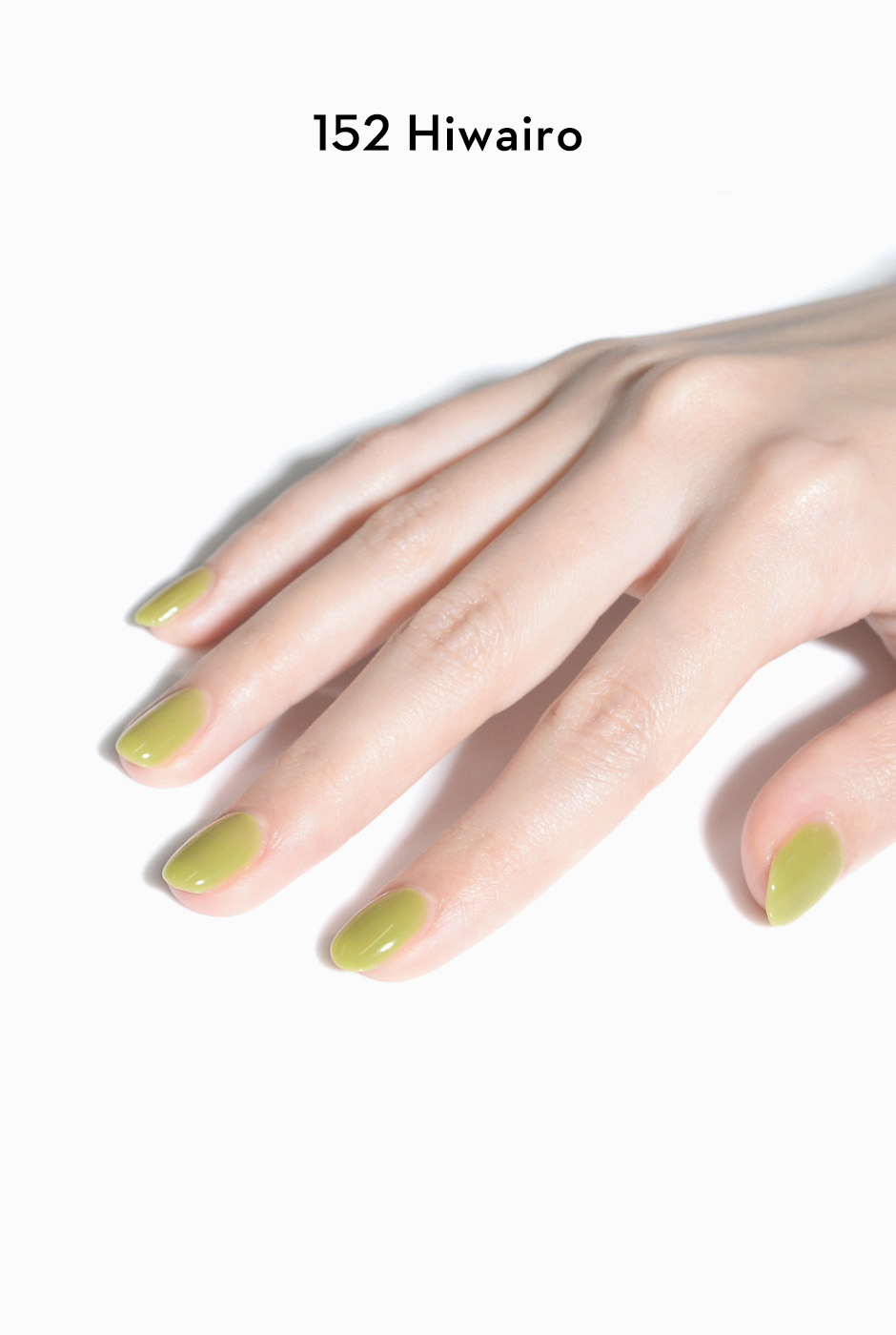 ピンクのオフィスネイルを塗った手